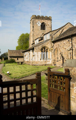 Großbritannien, England, Lancashire, Ribble Valley, Ribchester, Tor zur Pfarrei Kirche der St. Wilfrid mit 1812 Uhr im Turm Stockfoto