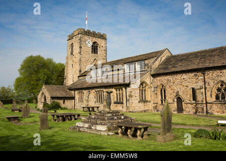 Großbritannien, England, Lancashire, Ribble Valley, Ribchester, Pfarrei Kirche von Str. Wilfrid, Kirchhof Kreuz Basis & Sonnenuhr Stockfoto