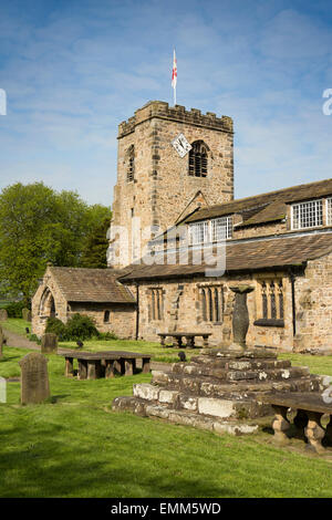 Großbritannien, England, Lancashire, Ribble Valley, Ribchester, Pfarrei Kirche von Str. Wilfrid, Kirchhof Kreuz Basis & Sonnenuhr Stockfoto