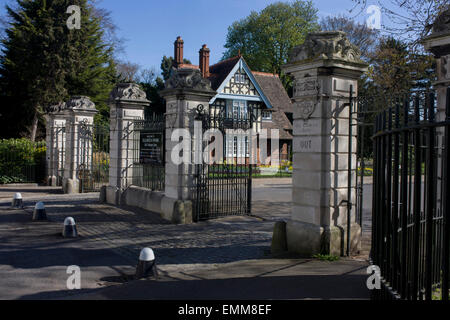 Haupteingang (alte College Tor) des Dulwich Park in Süd-London mit College-Lodge im Hintergrund. Stockfoto