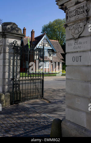 Haupteingang (alte College Tor) des Dulwich Park in Süd-London mit College-Lodge im Hintergrund. Stockfoto