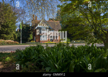 College-Lodge am Haupteingang (College Gate) der Dulwich Park im Süden von London. Stockfoto