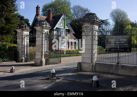 Haupteingang (alte College Tor) des Dulwich Park in Süd-London mit College-Lodge im Hintergrund. Stockfoto