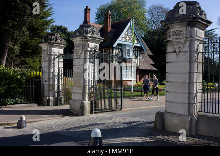 Haupteingang (alte College Tor) des Dulwich Park in Süd-London mit College-Lodge im Hintergrund. Stockfoto