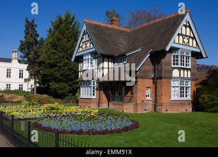 College-Lodge am Haupteingang (College Gate) der Dulwich Park im Süden von London. Stockfoto