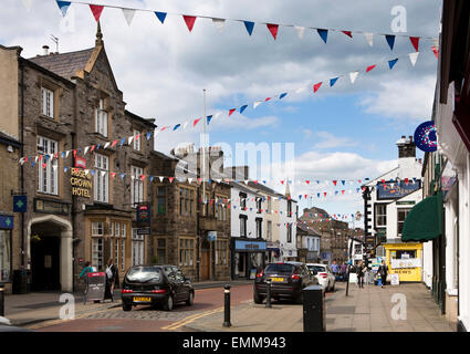 Großbritannien, England, Lancashire, Ribble Valley, Clitheroe, Bunting fliegen über Castle Street Stockfoto