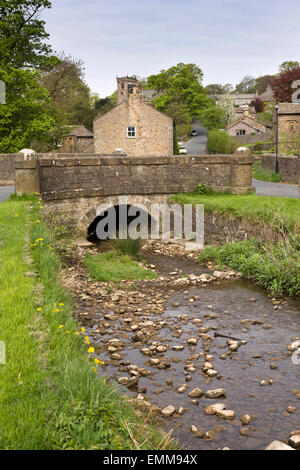 Großbritannien, England, Lancashire, Ribble Valley, Downham Beck durch das Dorf fließt Stockfoto