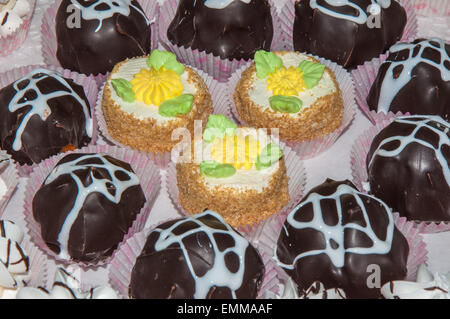 Gebäck-Tablett mit bunten und köstliches Gebäck Stockfoto