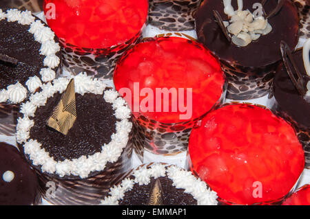 Gebäck-Tablett mit bunten und köstliches Gebäck Stockfoto