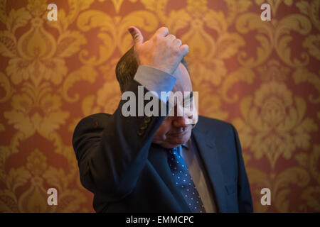 Alex Salmond, Mitglied des schottischen Parlaments und ehemaliger Ministerpräsident bei Wahl bedrängt in Ellon, Schottland, am 30. März 2015. Stockfoto