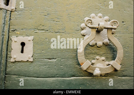 Schloss und Klopfer von einer alten Holztür Stockfoto