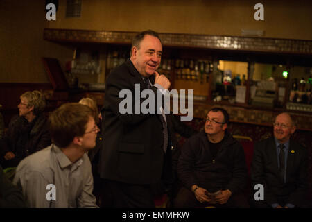 Alex Salmond, Mitglied des schottischen Parlaments und ehemaliger Ministerpräsident bei Wahl bedrängt in Ellon, Schottland, am 30. März 2015. Stockfoto