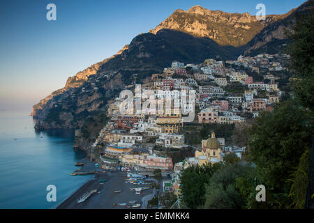 Am frühen Morgensonnenlicht zuerst berühren die Bergen oberhalb von Positano an der Amalfi Küste, Kampanien, Italien Stockfoto