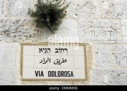 Israel. Jerusalem. Via Dolorosa. Straße der alten Stadt, die traditionell mit Jesus ging das Kreuz, den Weg zu seiner Kreuzigung. Straßenschild. Stockfoto