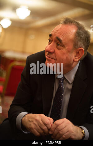 Alex Salmond, Mitglied des schottischen Parlaments und ehemaliger Ministerpräsident bei Wahl bedrängt in Ellon, Schottland, am 30. März 2015. Stockfoto