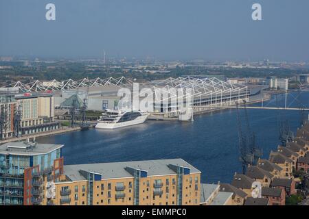 Luftaufnahme der Docklands, schwimmendes Hotel Sunborn und Excel Centre, London, England. Mit Heat haze Stockfoto