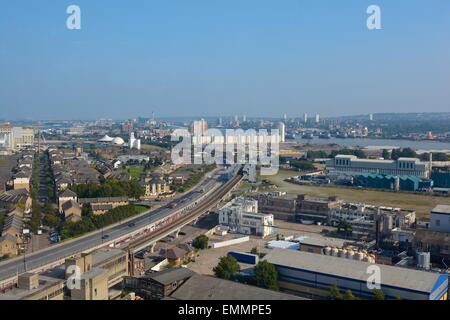 Luftaufnahme der Docklands und Themse, London, England. Gezeiten Barriere im Hintergrund. Trübe Stockfoto