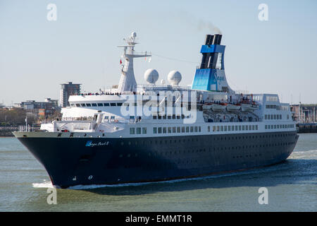 Saga Urlaub Kreuzfahrtschiff, Saga Pearl II, Abfahrt Portsmouth, UK am 18. April 2015 zu sehen. Stockfoto