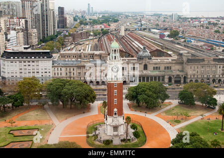 Torre-Denkmal (englische Clocktower) und Bahnhof Retiro, Buenos Aires, Argentinien Stockfoto