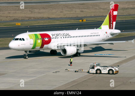 Tippen Sie auf Portugal Airlines Airbus A320, Düsseldorf, Deutschland. Stockfoto