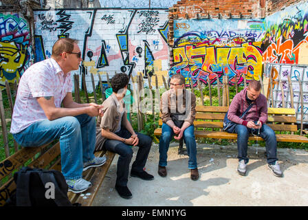 Montreuil, Frankreich, Gruppe der Männer, die auf der Parkbank sitzen, Urban Park, Jean Le Bitoux, Pariser Vorstadtwände mit Street Art, seine saint denis, sprechendes Gemälde Stockfoto