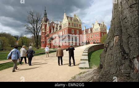 Bad Muskau, Deutschland. 21. April 2015. Ein Blick auf das neue Schloss in Fuerst Pueckler Park in Bad Muskau, Deutschland, 21. April 2015. Die World Heritage Park feiert sein 200-Jahr-Jubiläum in diesem Jahr. Die expansive Seite an der deutsch-polnischen Grenze kann zu Fuß, per Kutsche, Fahrrad oder Boot entdeckt. Foto: JEMS TRENKLER/ZB/Dpa/Alamy Live News Stockfoto