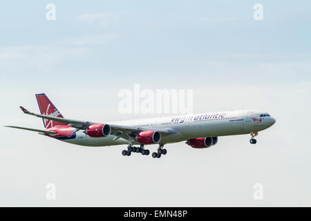 Virgin Atlantic Airbus A340-600, G-VWIN, genannt Lady Luck, an. Stockfoto