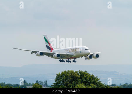Emirates Airbus A380-800 Flug-, ein 6-EEK, auf seinen Ansatz für die Landung auf dem Flughafen Manchester, England, Großbritannien Stockfoto
