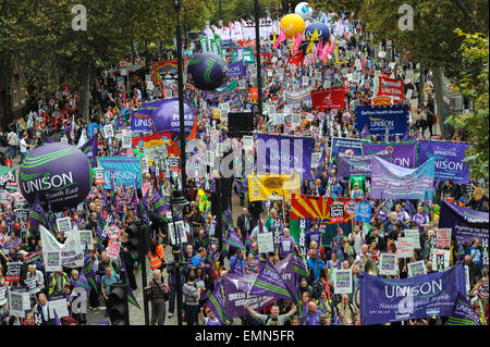 Tausende marschieren während Großbritannien braucht eine Payrise Demonstration im Zentrum von London.  Mitwirkende: Aussicht, Atmosphäre wo: London, Vereinigtes Königreich bei: 18. Oktober 2014 Stockfoto