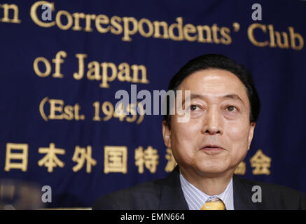 Tokio, Japan. 22. April 2015. Der ehemalige japanische Premierminister Yukio Hatoyama spricht während einer Pressekonferenz in Tokio, 22. April 2015. Hatoyama fordert Premierminister Shinzo Abe, die Murayama Anweisung zu folgen und auf die Schlüsselwörter in seinem Krieg Jubiläum Statement, fügte hinzu, dass er "erhebliche Ängste", dass Abe-Anweisung hat Spannungen zwischen den Völkern des asiatischen Raums erhöhen kann. Bildnachweis: Stringer/Xinhua/Alamy Live-Nachrichten Stockfoto