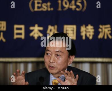 Tokio, Japan. 22. April 2015. Der ehemalige japanische Premierminister Yukio Hatoyama spricht während einer Pressekonferenz in Tokio, 22. April 2015. Hatoyama fordert Premierminister Shinzo Abe, die Murayama Anweisung zu folgen und auf die Schlüsselwörter in seinem Krieg Jubiläum Statement, fügte hinzu, dass er "erhebliche Ängste", dass Abe-Anweisung hat Spannungen zwischen den Völkern des asiatischen Raums erhöhen kann. Bildnachweis: Stringer/Xinhua/Alamy Live-Nachrichten Stockfoto