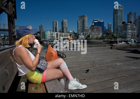 Mädchen mit einem Eis auf Granville Island, Vancouver Stockfoto