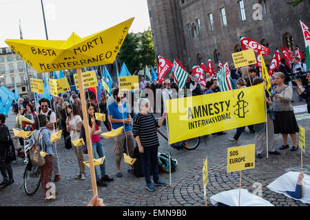 Turin, Italien. 21. April 2015. Demonstration gegen die illegale Anlandungen Banner sagt "nur zu sagen, Stop! die Toten im Mittelmeer ". Bildnachweis: Elena Aquila/Pacific Press/Alamy Live-Nachrichten Stockfoto