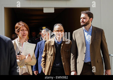 Turin, Italien. 21. April 2015. Magdi Cristiano Allam (L) und Maurizio Marrone (R) Ausgang vom Dom entfernt. Bildnachweis: Elena Aquila/Pacific Press/Alamy Live-Nachrichten Stockfoto