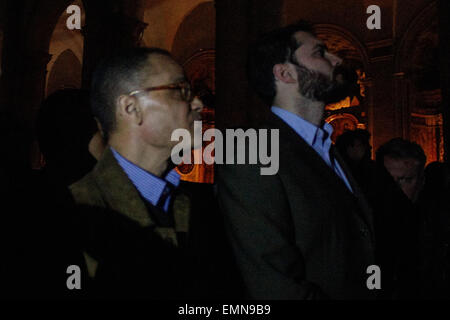 Turin, Italien. 21. April 2015. Magdi Cristiano Allam (L) und Maurizio Marrone (R) beobachtet das Grabtuch. Bildnachweis: Elena Aquila/Pacific Press/Alamy Live-Nachrichten Stockfoto