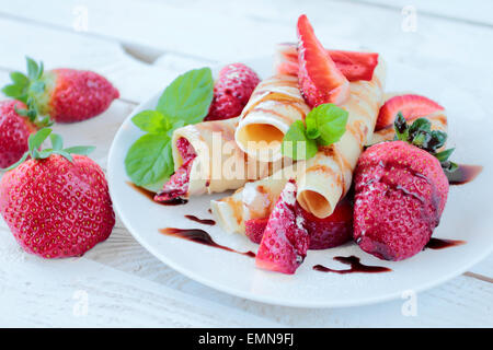 Pfannkuchen mit frischen Erdbeeren Früchte und Schokoladenglasur Stockfoto
