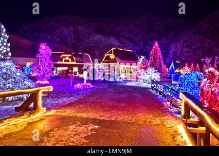 Dorf in bunten Weihnachtsbeleuchtung, alte Architektur und Natur Stockfoto