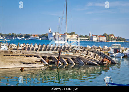 Altes versenkt Holzschiff im Hafen von Zadar, Dalmatien, Kroatien Stockfoto