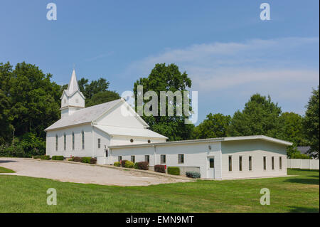 St. Lukas United Church of Christ an einem hellen Sommertag zeigt es moderne Architektur, in der Nähe von Blackwater, Missouri, USA. Stockfoto