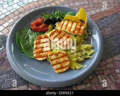 Gegrillter Halloumi mit Lauch und Salat Stockfoto