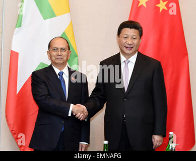 Jakarta, Indonesien. 22. April 2015. Chinese President Xi Jinping (R) trifft sich mit Myanmar Präsident U Thein Sein in Jakarta, Indonesien, 22. April 2015. © Xie Huanchi/Xinhua/Alamy Live-Nachrichten Stockfoto