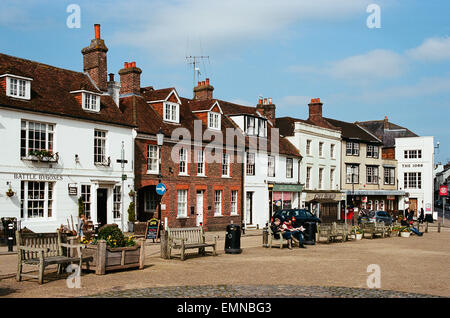 Häuser und Geschäfte auf der High Street im Abbey Grün, Battle, East Sussex, Großbritannien Stockfoto
