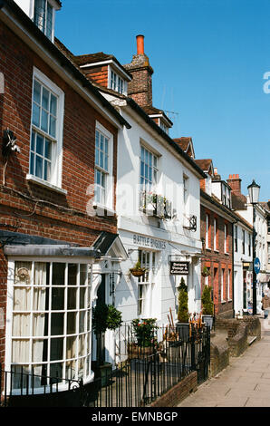 Georgianische Architektur und Geschäfte auf Abbey Green, in Battle, in der Nähe von Hastings, East Sussex, Südostengland Stockfoto