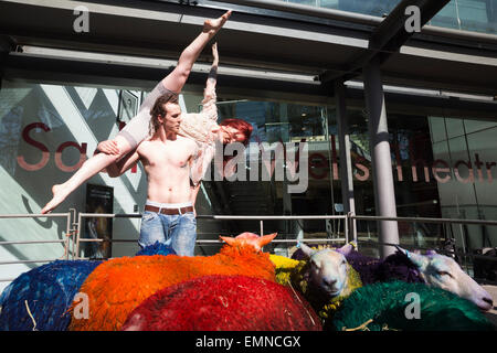 Anlässlich des 10. Jahrestages der Latitude Festival die berühmten bunten Schafe von Suffolk reiste nach London, um mit Tänzern Shaun Dillon und Kim Collins vor Sadler es Wells durchführen. Latitude ist Großbritanniens größte Multi-Kunstfestival und für acht Jahre laufen Sadler es Wells präsentieren eine Welt-Klasse-Tanzprogramm auf dem Festival vom 16. – 19. Juli. Das Festival findet auf dem Gelände des Henham Park. Die Latitude-Schafe, sechs Lämmer mit Schafen Farbstoff gefärbt wurden zu transportiert. Stockfoto