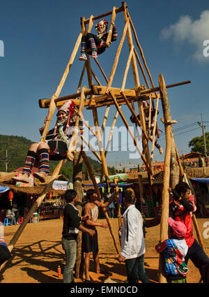 Akha Frauen in einem traditionellen Schwung während eines Festivals in Doi Mae Salong, Thailand Stockfoto