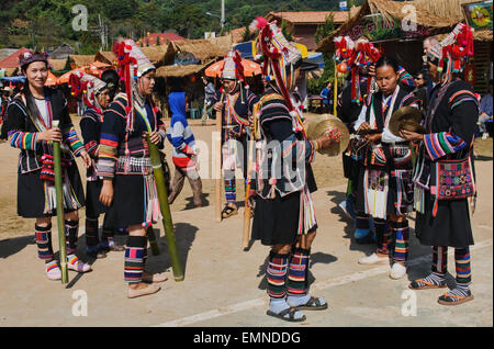 Akha Frauen Danding während eines Festivals in Doi Mae Salong, Thailand Stockfoto