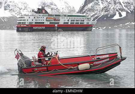 Schlauchboot mit arktischen Kreuzfahrt Schiff der Hurtigruten MS Fram, in magdalenefjorden, nördlich von Spitzbergen, Svalbard. Stockfoto