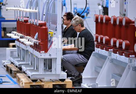 Brno, Tschechische Republik. 22. April 2015. Firma ABB, die internationale Kraft und Automatisierung Technologien Unternehmen eröffnet sein neue Werk in Brno, Tschechische Republik, 22. April 2015. © Igor Zehl/CTK Foto/Alamy Live-Nachrichten Stockfoto