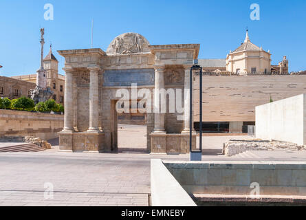 Blick auf die Renaissance Tor der Brücke in Córdoba, Spanien Stockfoto