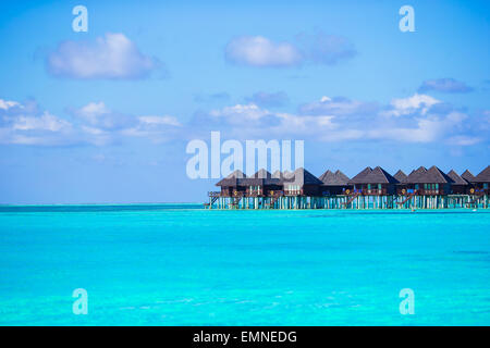 Wasser-Villen, Bungalows auf ideale perfekte tropische Insel Stockfoto